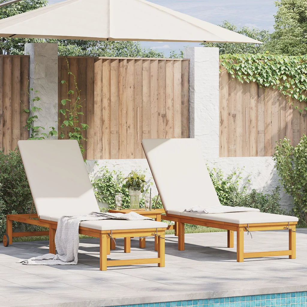 Ensemble de 2 chaises longues avec table et coussins en bois d'acacia massif (réf. 2025). Chaise longue avec coussins crème en bois d'acacia massif. Table d'appoint de jardin 35 x 35 x 34 cm en bois d'acacia massif (réf. V8526).