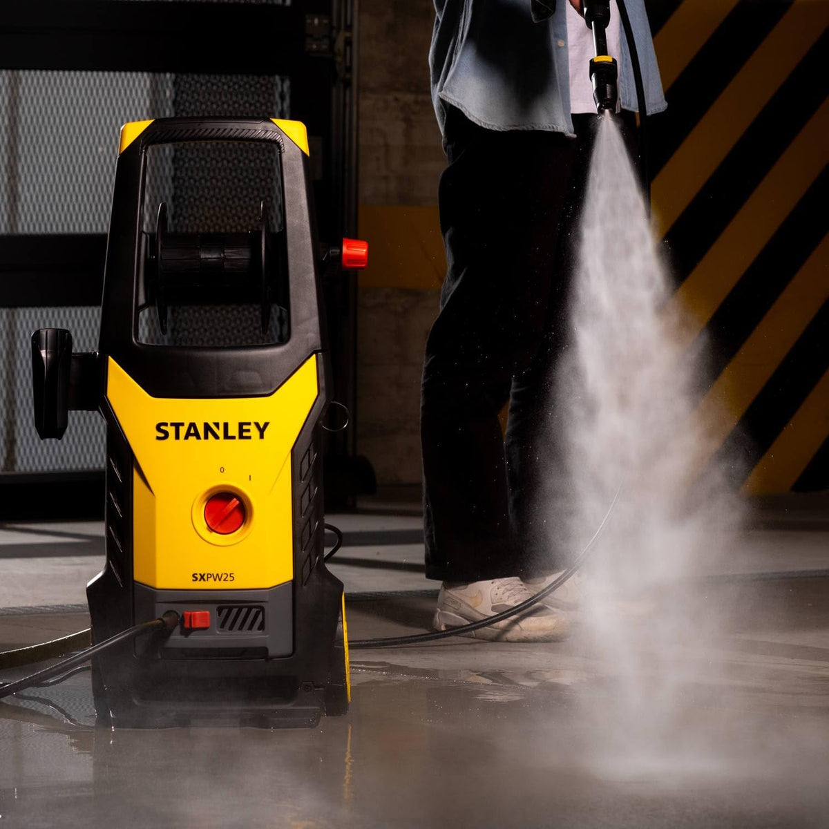 Nettoyeur haute pression Stanley SXPW24BX | Haute pression | Pour automobiles et surfaces extérieures | Avec nettoyeur de surface et brosse fixe | Pression maximale 170 bars | Débit maximal 500 l/h | Consommation