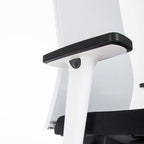 Fauteuil de bureau ergonomique Agilis Matrix MT12 à dossier en maille et inclinaison lente, édition spéciale, noir pur (édition 2025).