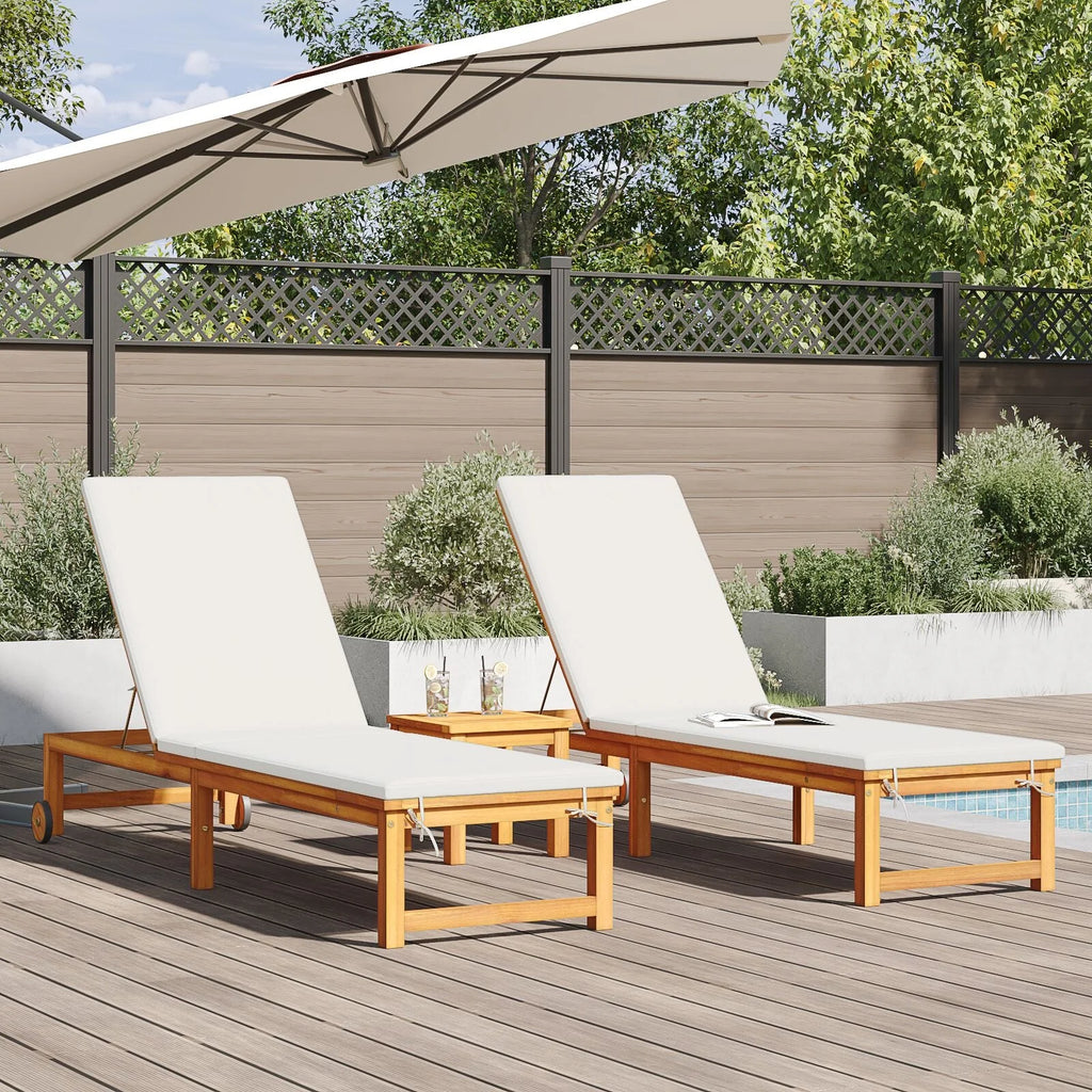 Ensemble de 2 chaises longues avec table et coussins en bois d'acacia massif (réf. 2025). Chaise longue avec coussins crème en bois d'acacia massif. Table d'appoint de jardin 35 x 35 x 34 cm en bois d'acacia massif (réf. V8526).