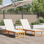 Ensemble de 2 chaises longues avec table et coussins en bois d'acacia massif (réf. 2025). Chaise longue avec coussins crème en bois d'acacia massif. Table d'appoint de jardin 35 x 35 x 34 cm en bois d'acacia massif (réf. V8526).
