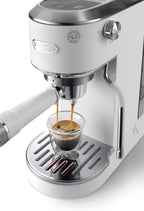 Machine à café De'Longhi Dedica - Acier inoxydable, pompe, pour café moulu ou dosettes, expresso et cappuccino, réservoir de 1,3 litre, système anti-gouttes, modèle EC685.M, couleur métal