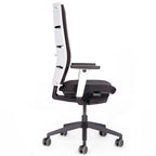 Fauteuil de bureau ergonomique Agilis Matrix MT12 à dossier en maille et inclinaison lente, édition spéciale, noir pur (édition 2025).