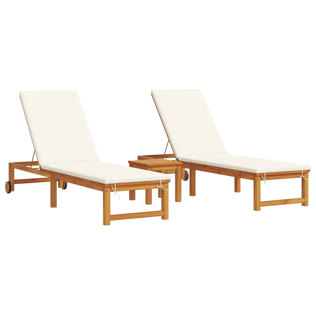 Ensemble de 2 chaises longues avec table et coussins en bois d'acacia massif (réf. 2025). Chaise longue avec coussins crème en bois d'acacia massif. Table d'appoint de jardin 35 x 35 x 34 cm en bois d'acacia massif (réf. V8526).