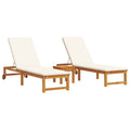 Ensemble de 2 chaises longues avec table et coussins en bois d'acacia massif (réf. 2025). Chaise longue avec coussins crème en bois d'acacia massif. Table d'appoint de jardin 35 x 35 x 34 cm en bois d'acacia massif (réf. V8526).