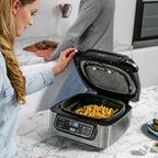Ninja Foodi Grill & Air Fryer, 5,7L, 5 Fonctions de Cuisson Air Fry, Grille, Cuit, Rotis et bien plus, Pièces Lavables au Lave-vaisselle, Noir/Argent