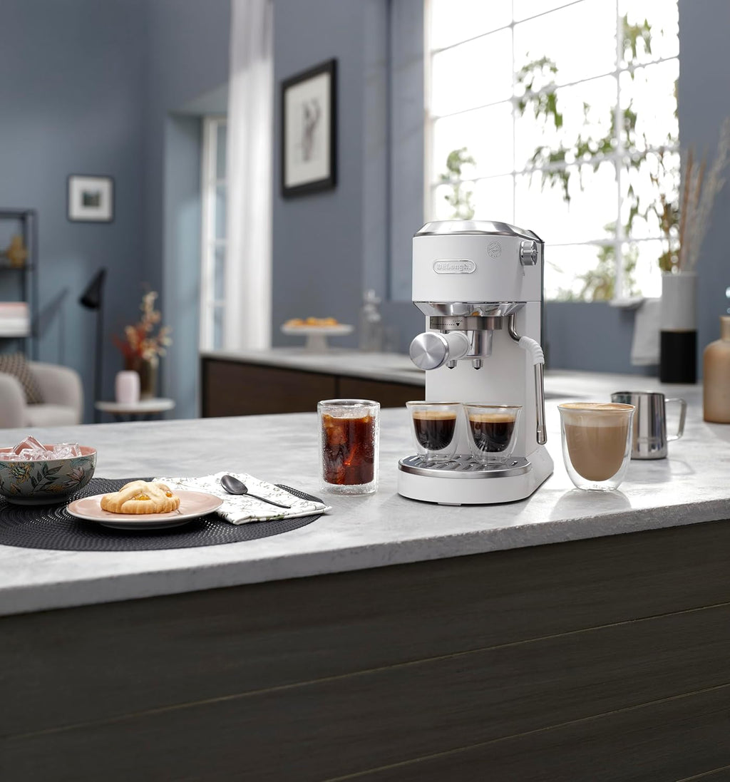 Machine à café De'Longhi Dedica - Acier inoxydable, pompe, pour café moulu ou dosettes, expresso et cappuccino, réservoir de 1,3 litre, système anti-gouttes, modèle EC685.M, couleur métal