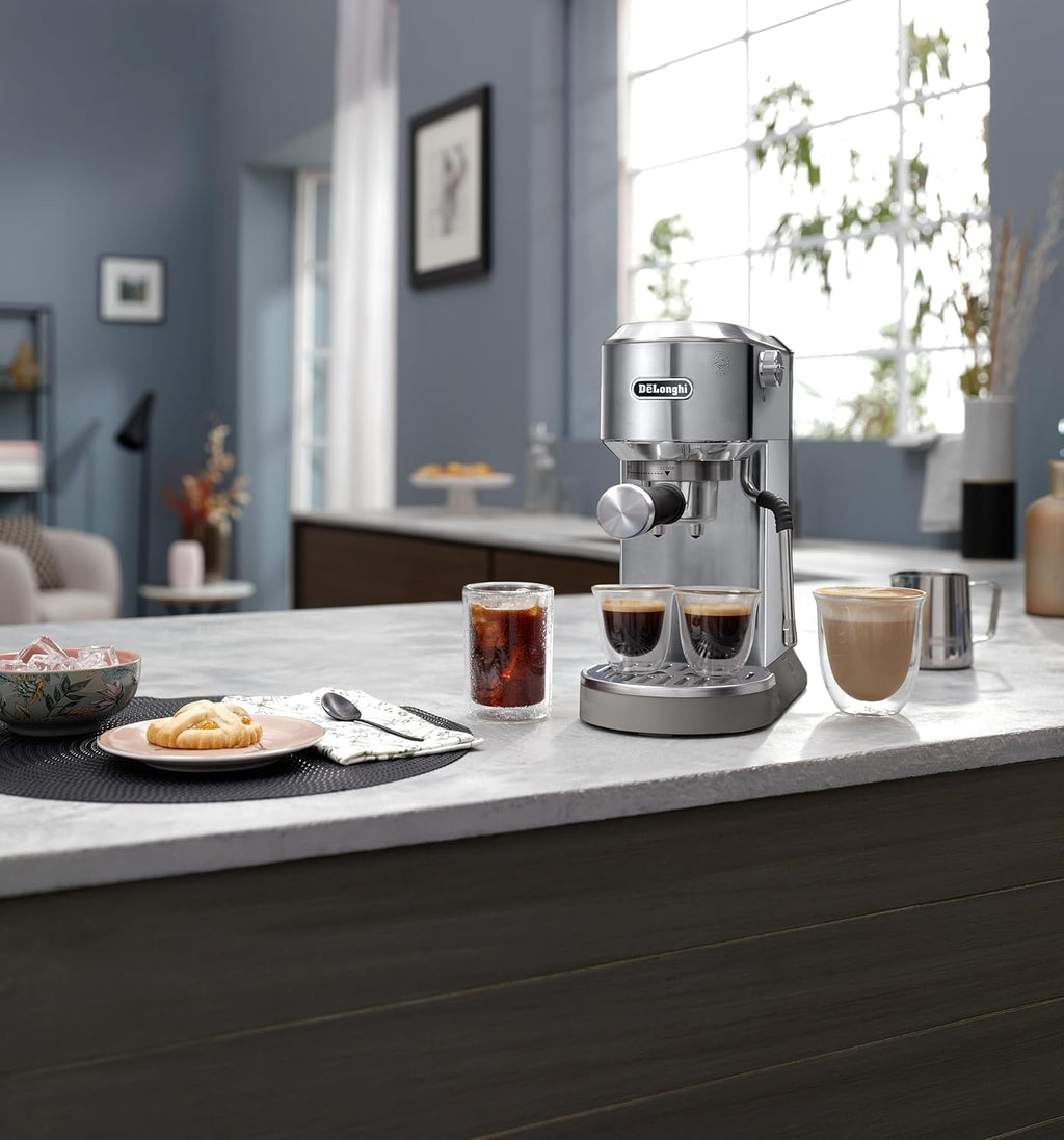 Machine à café De'Longhi Dedica - Acier inoxydable, pompe, pour café moulu ou dosettes, expresso et cappuccino, réservoir de 1,3 litre, système anti-gouttes, modèle EC685.M, couleur métal