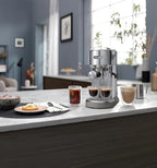 Machine à café De'Longhi Dedica - Acier inoxydable, pompe, pour café moulu ou dosettes, expresso et cappuccino, réservoir de 1,3 litre, système anti-gouttes, modèle EC685.M, couleur métal