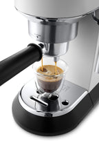 De'Longhi Dedica Style EC685.W, Machine à Café à Pompe en Acier Inoxydable Pour Café Moulu ou Dosettes, Machine à Espresso et Cappuccino, Réservoir de 1,3L, Système Anti-goutte, Blanc