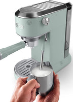 Machine à café De'Longhi Dedica - Acier inoxydable, pompe, pour café moulu ou dosettes, expresso et cappuccino, réservoir de 1,3 litre, système anti-gouttes, modèle EC685.M, couleur métal
